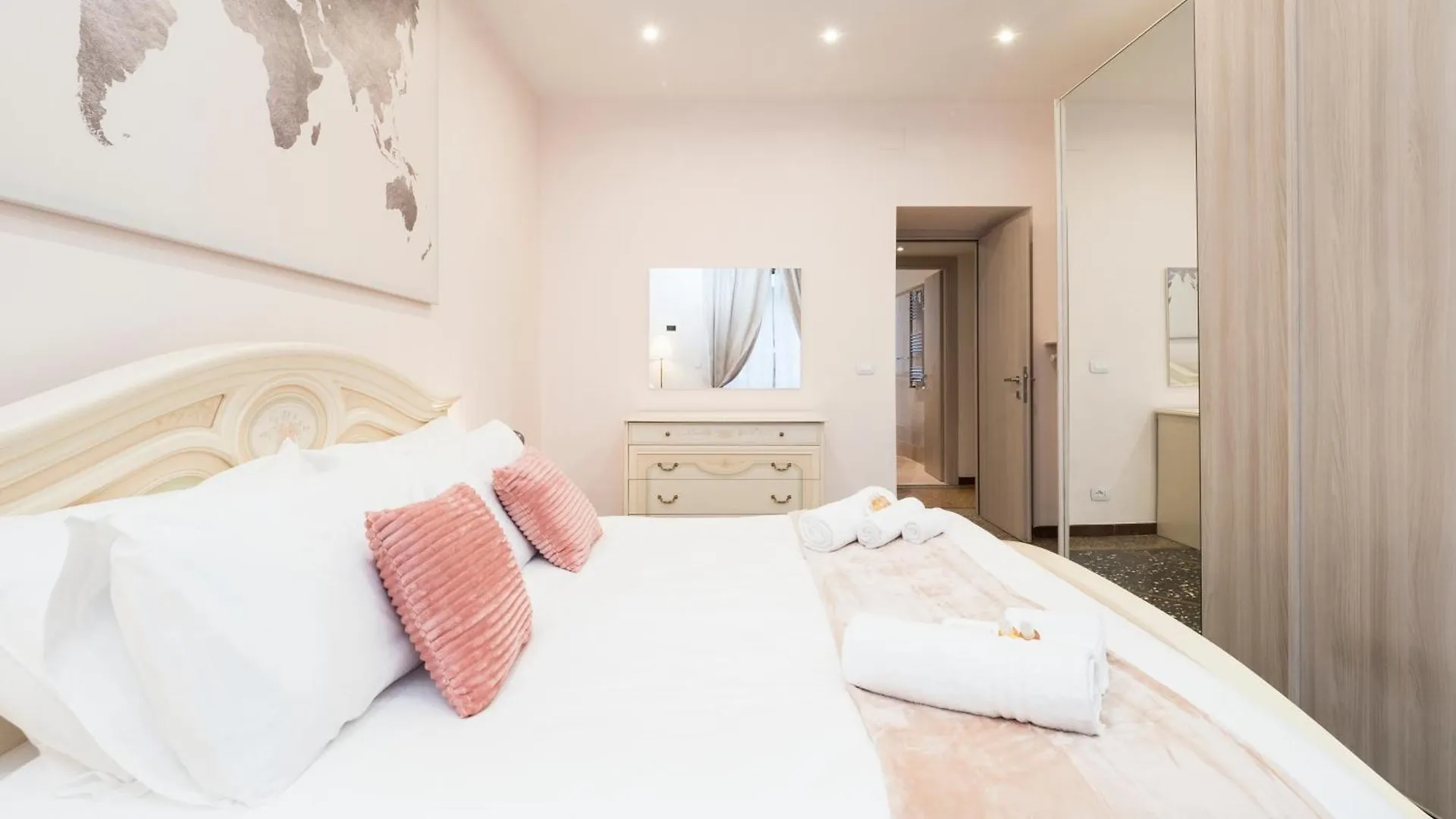 {Colosseum 10 Minutes} Netflix & Free Wi-Fi Rome Apartment
