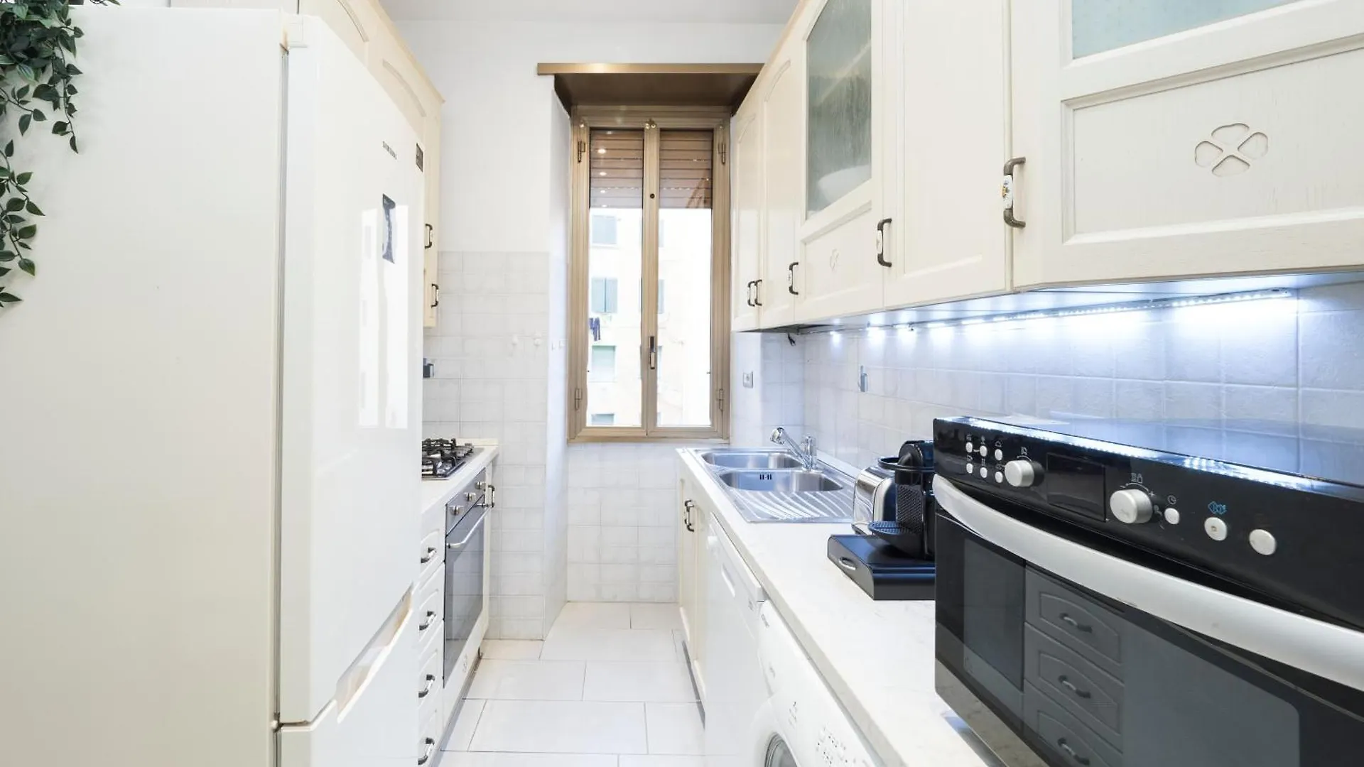 Apartment {Colosseum 10 Minutes} Netflix & Free Wi-Fi Rome
