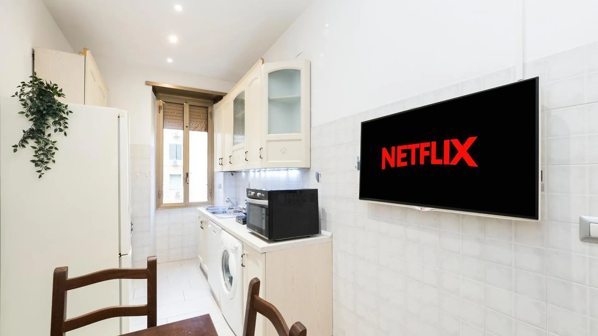 {Colosseum 10 Minutes} Netflix & Free Wi-Fi Rome
