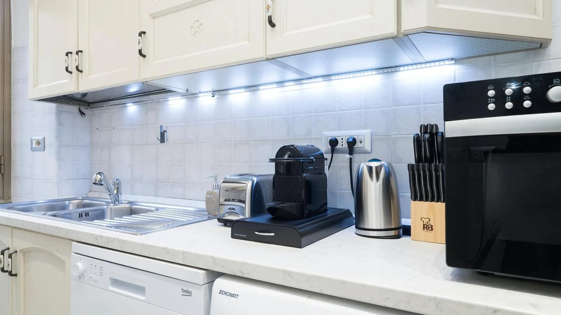 Apartment {Colosseum 10 Minutes} Netflix & Free Wi-Fi Rome Italy