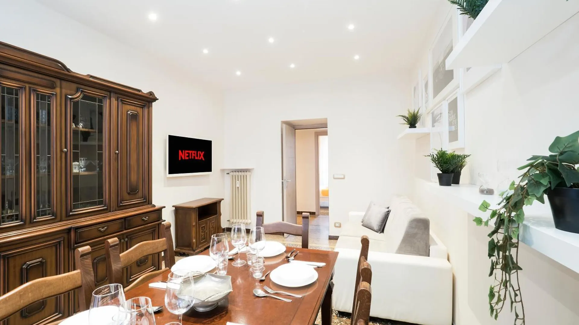 {Colosseum 10 Minutes} Netflix & Free Wi-Fi Rome Italy