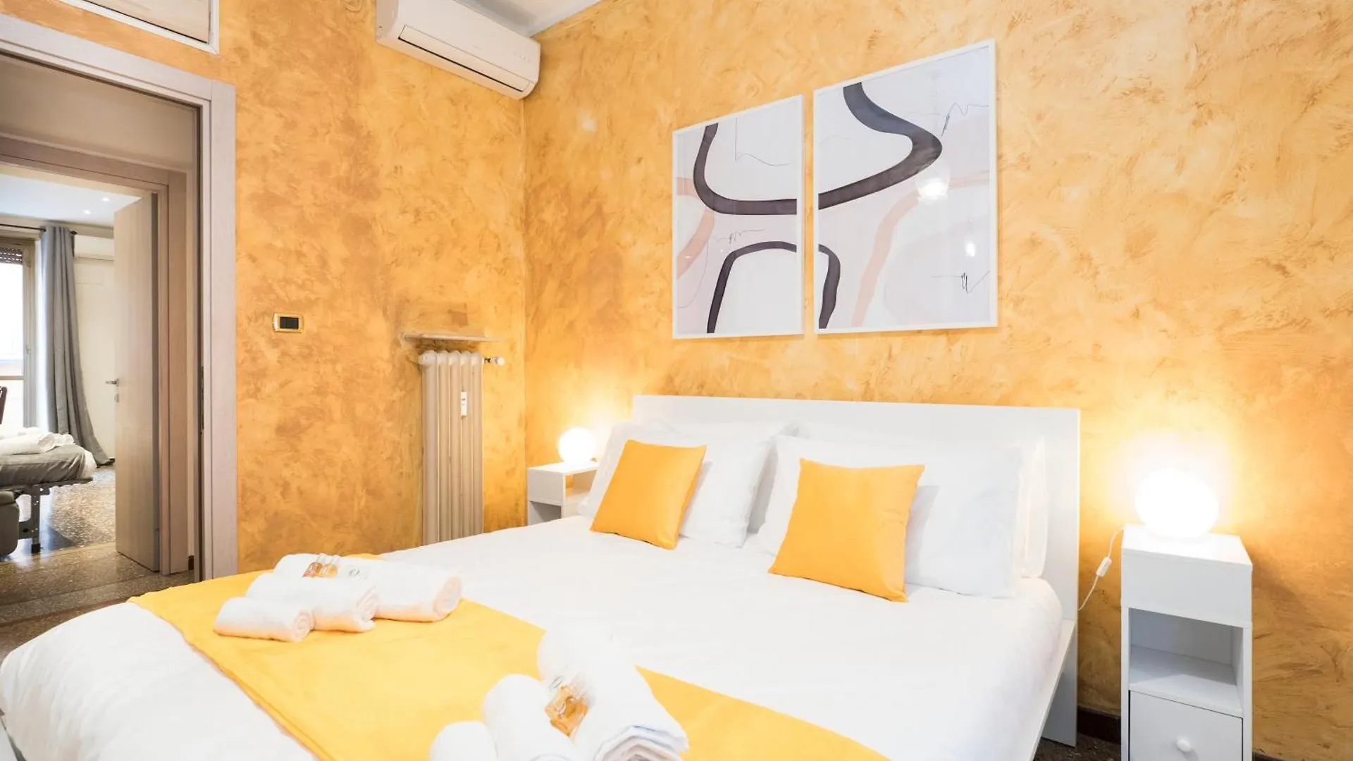 Apartment {Colosseum 10 Minutes} Netflix & Free Wi-Fi Rome Italy