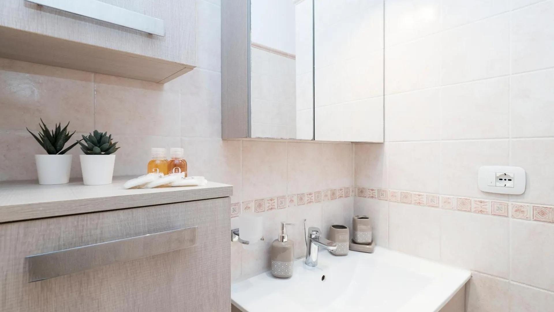 Apartment {Colosseum 10 Minutes} Netflix & Free Wi-Fi Rome